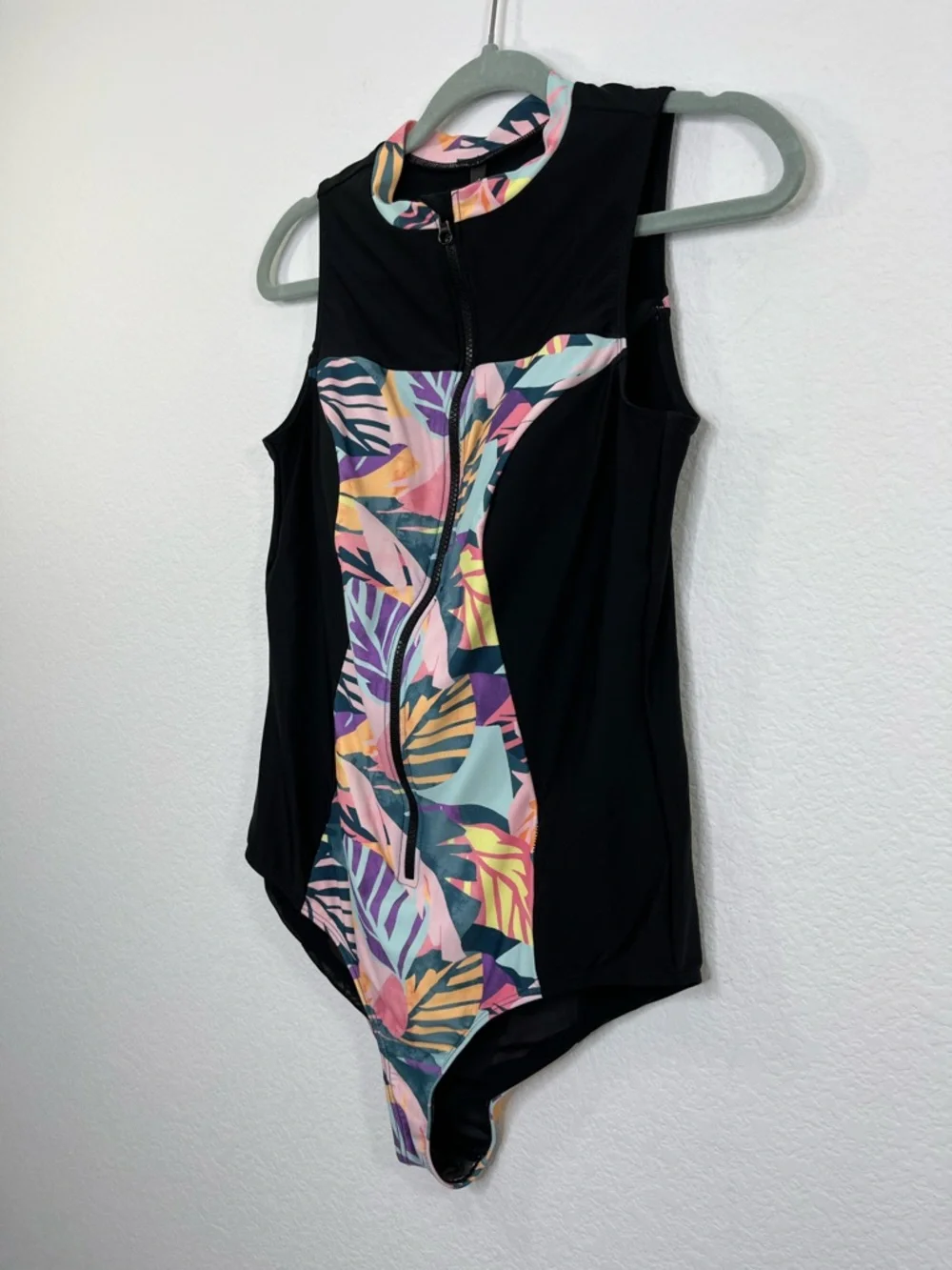 Torrid Active Wireless Sleeveless Rashguard One Piece Swimsuit size 0 = 12 - Picture 5 of 12
